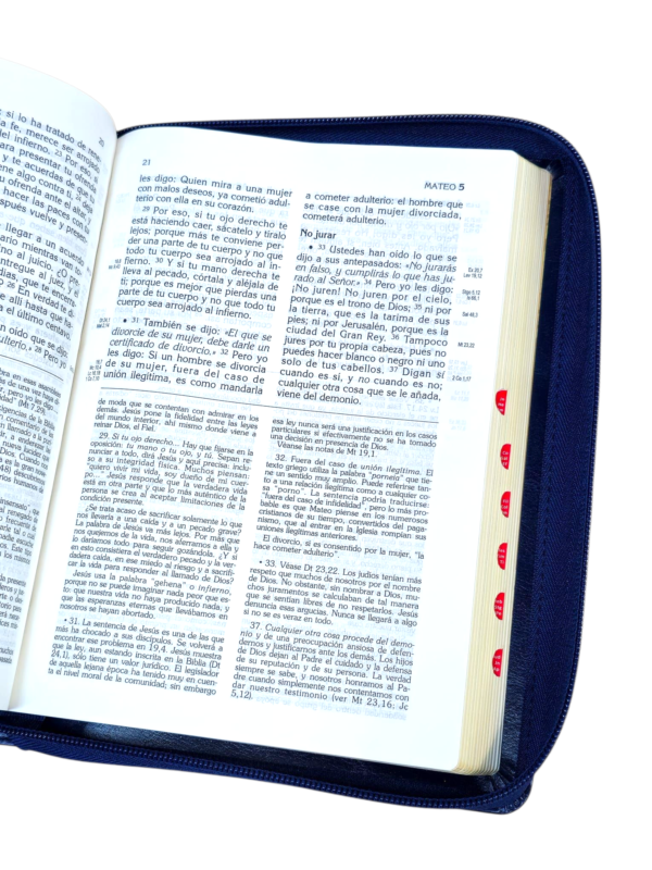 Biblia latinoamericana edición pastoral de lujo letra grande con índice y cierra piel azul - Image 5